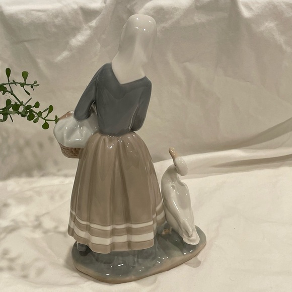Retired Lladró “Shepherdess with Ducks”Porcelain Figurine. Shepherd Collection. - Picture 6 of 12